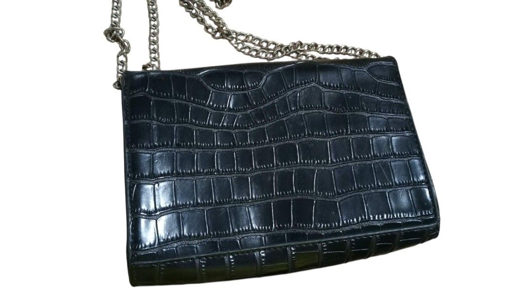 YSL chain sling (Category: Shoulder Bags) located in Sison. Submitted by myraholshoppe_05 (Listing ID 1461257814, Image 2). Description: 👜YSL chain sling in excellent condition ..semi med size.