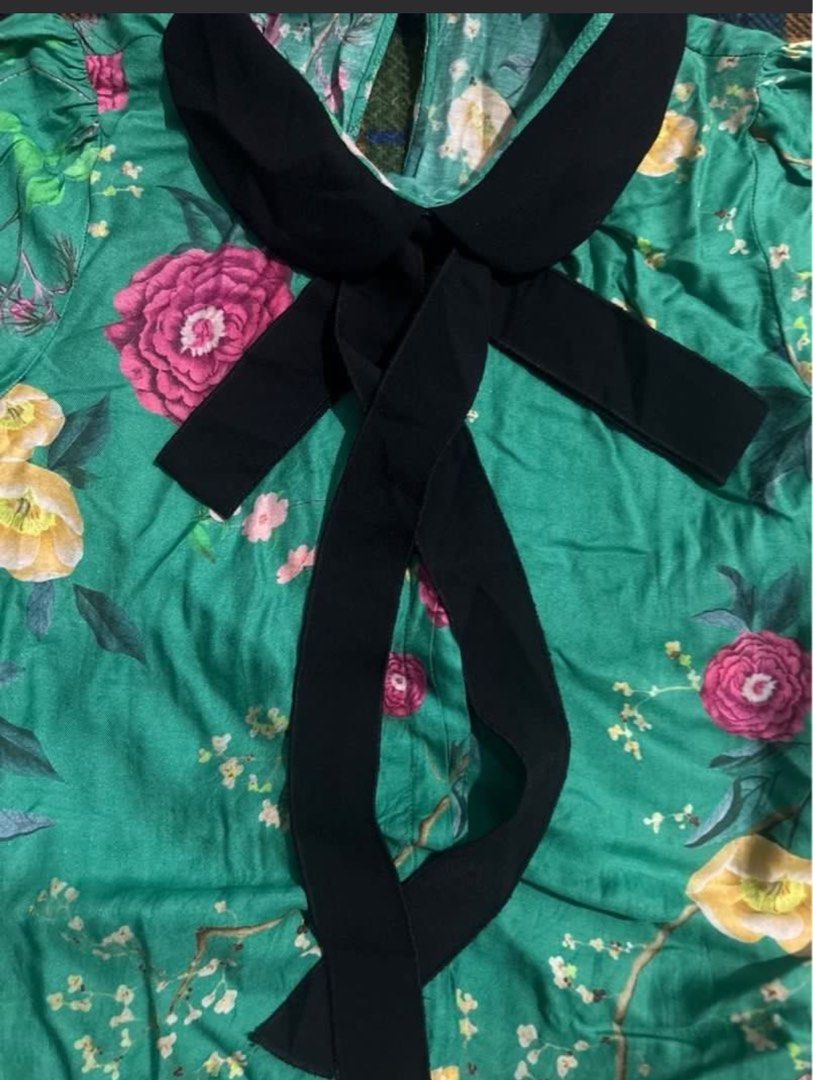 ZARA (Category: Blouses) located in Davao. Submitted by sart0ria85 (Listing ID 1461251492, Image 3). Description: A floral green long sleeves in a black peter pan collar. 95% polyester / 5% cotton MADE IN MOROCCO 🇲🇦 XSMALL/ SIZE 2 EXCELLENT CONDITION (98/100).