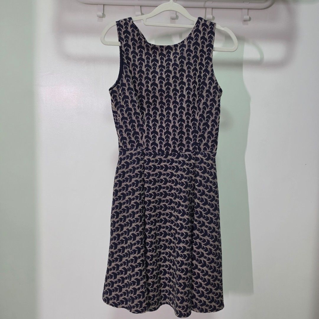 Zara Basic Navy Blue Patterned Dress Size S (Category: Dresses) located in Mandaluyong City. Submitted by Llyssa12 (Listing ID 1461249158, Image 1). Description: - Navy blue dress with a light beige pattern - Sleeveless design - Zipper closure at the side - Versatile for casual outings or dressing up -Shipping is shouldered by the buyer - Size: Small.