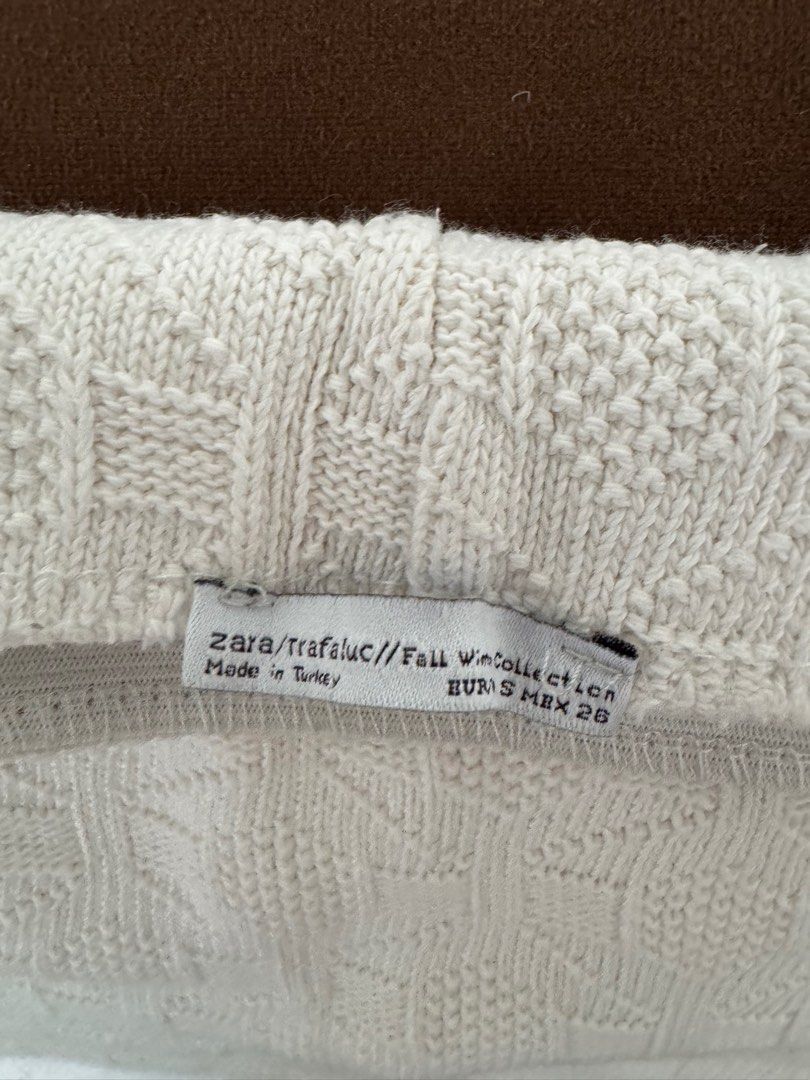 Zara Basic White Textured Mini Skirt (Category: Skirts) located in Paranaque City. Submitted by prebyb (Listing ID 1461144786, Image 3). Description: Zara Trafaluc white mini skirt, size S. Textured pattern. Versatile for casual or dressy looks..