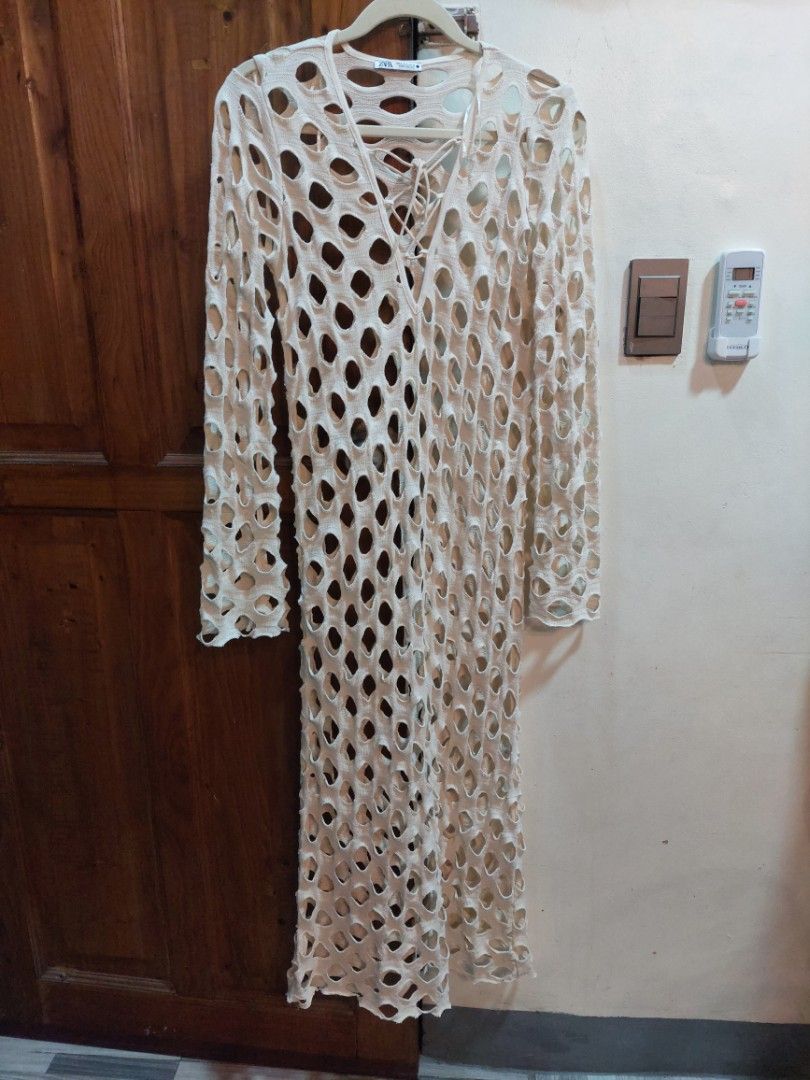 ZARA BEACH NET DRESS (Category: Dresses) located in San Pedro. Submitted by cyanide.slug.cat (Listing ID 1461249585, Image 3). Description: s-m 40" bust 53" length.