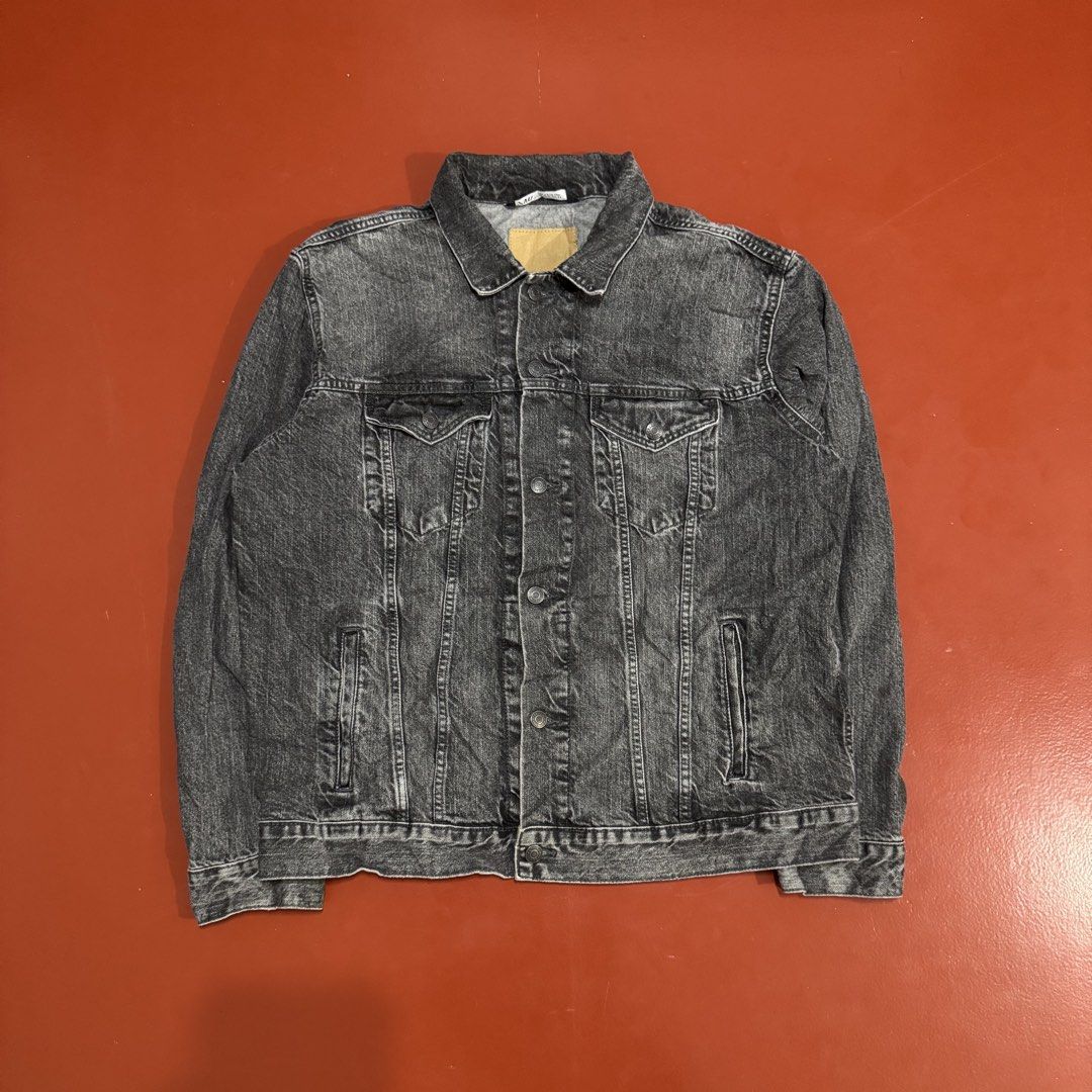 ZARA DENIM JACKET (Category: Coats, Jackets and Outerwear) located in Pasig City. Submitted by buzzthrifty (Listing ID 1461228176, Image 1). Description: SIZE L-XL 23x26 EXCELLENT CONDITION .