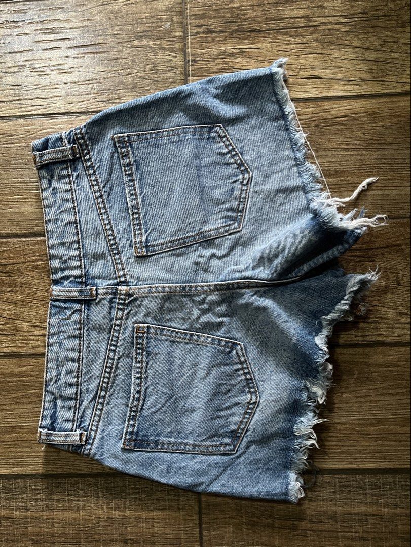 Zara Denim Shorts (Category: Shorts) located in Mandaluyong City. Submitted by yanna_02501 (Listing ID 1461176992, Image 3). Description: .