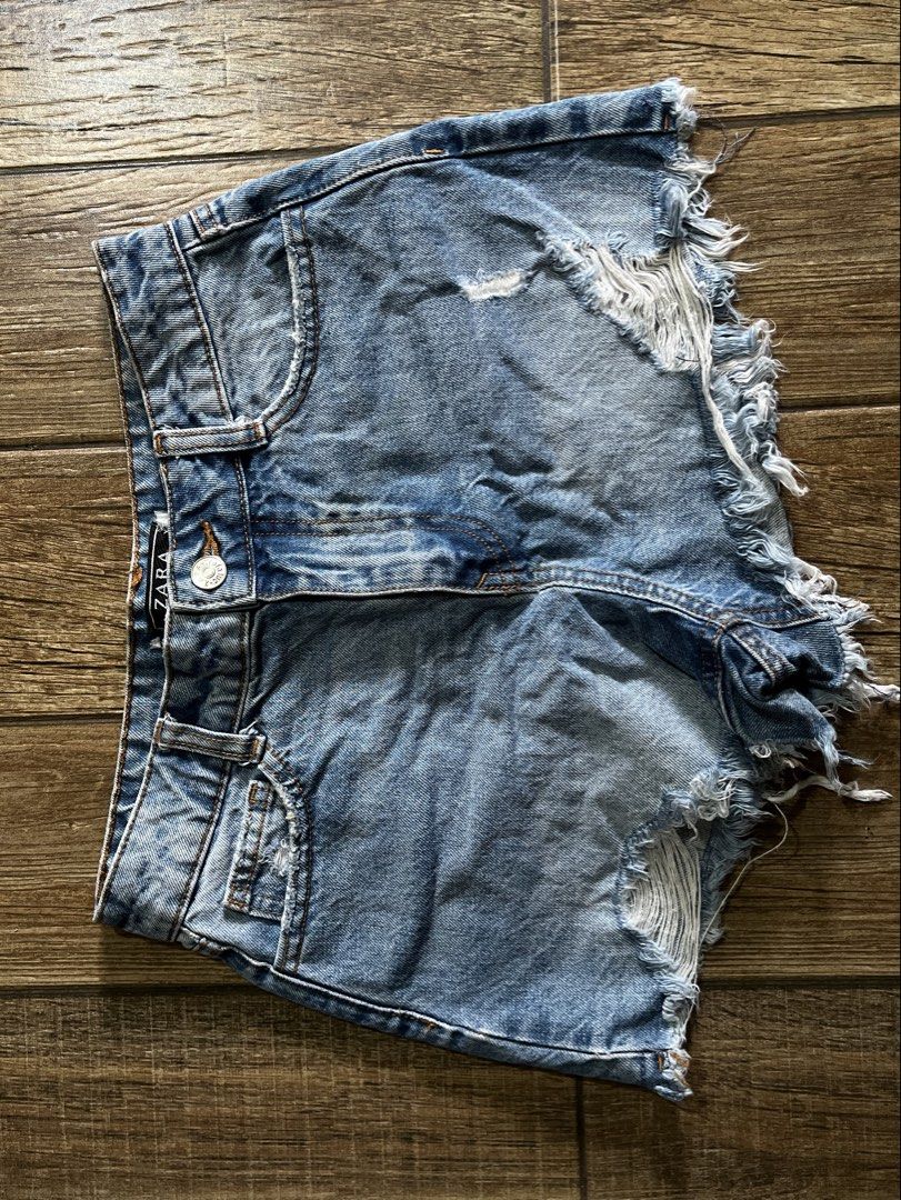 Zara Denim Shorts (Category: Shorts) located in Mandaluyong City. Submitted by yanna_02501 (Listing ID 1461176992, Image 2). Description: .