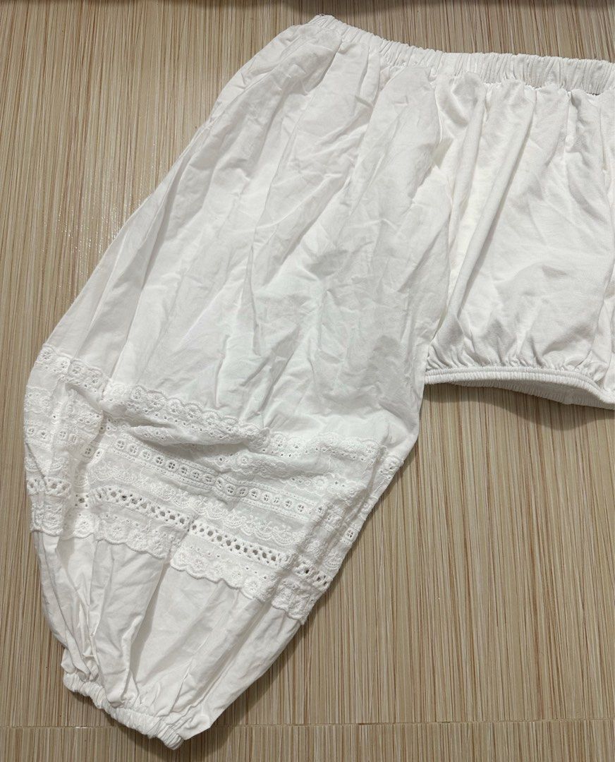 Zara Eyelet Offshoulder (Category: Blouses) located in Taguig. Submitted by intransitforyou (Listing ID 1461285075, Image 3). Description: .