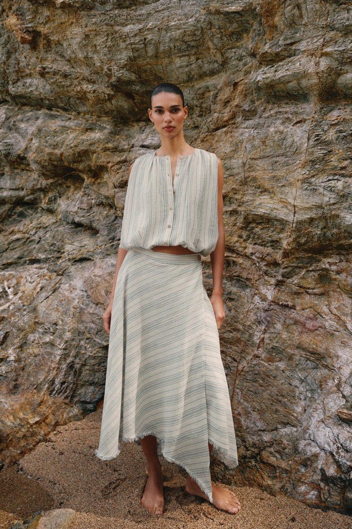 Zara Frayed Asymmetric Skirt (Category: Skirts) located in Paranaque City. Submitted by slowsundays.club (Listing ID 1461190014, Image 1). Description: 2,795 as seen on zara website has inner lining and crossover button.