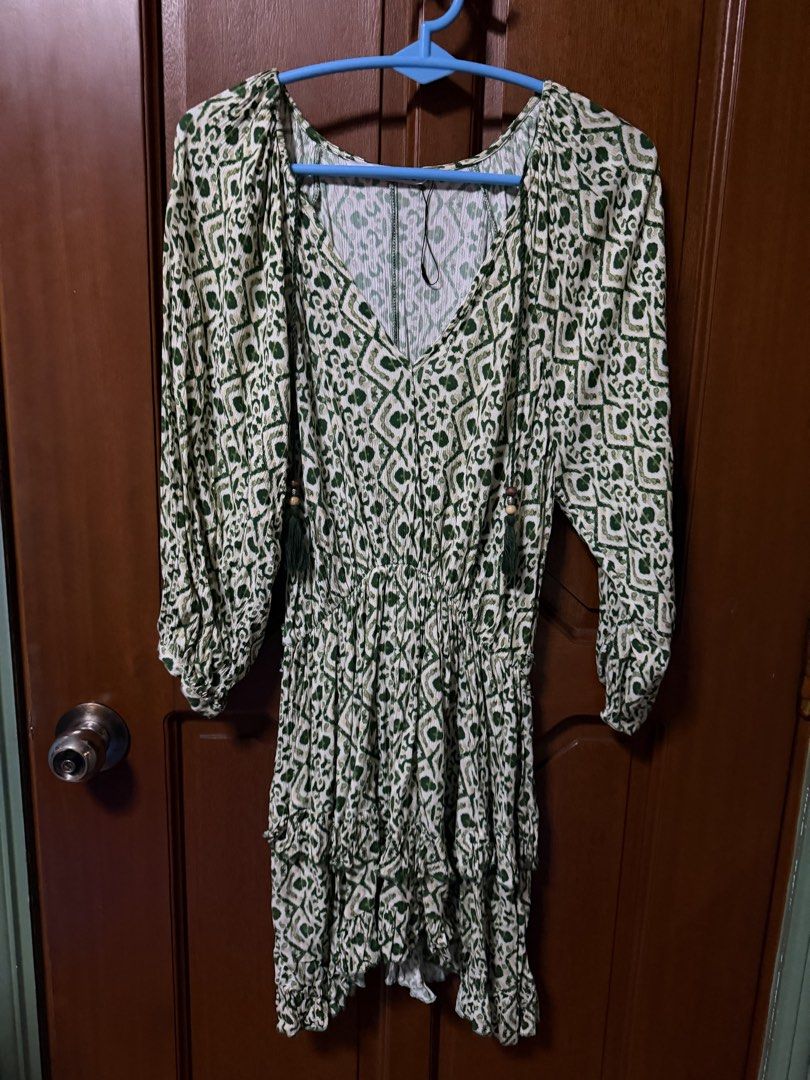 ZARA Green White Patterned Mini Dress Size S (Category: Dresses) located in Pasig City. Submitted by aprilluxcloset0812 (Listing ID 1461121838, Image 1). Description: - Cute ZARA mini dress - Green and white patterned fabric - Elasticated waist with drawstring and tassels - Ruffled hem - Long sleeves with elastic cuffs - Ideal for casual outings or beach days.