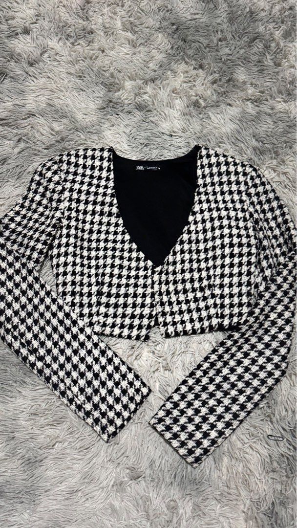 Zara Houndstooth Cropped Cardigan Sweater Jacket (Category: Coats, Jackets and Outerwear) located in Dinalupihan. Submitted by chwy_mad (Listing ID 1461280508, Image 1). Description: - Made in Morocco - Size XS in tag, but keri to S - Good Condition .