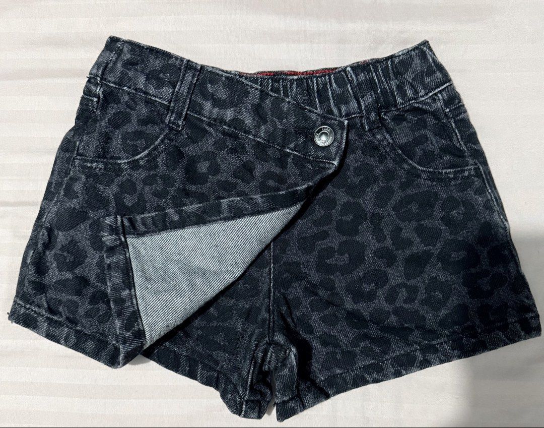 Zara Kids Leopard Print Denim Skort (Category: Babies & Kids Fashion) located in Las Pinas. Submitted by aubryan (Listing ID 1461242108, Image 2). Description: - Cute Zara skort for girls - Fun leopard print on dark wash denim - Comfortable elastic waistband - Size: 4 years (fits til 5 y/o) - Made in Bangladesh .