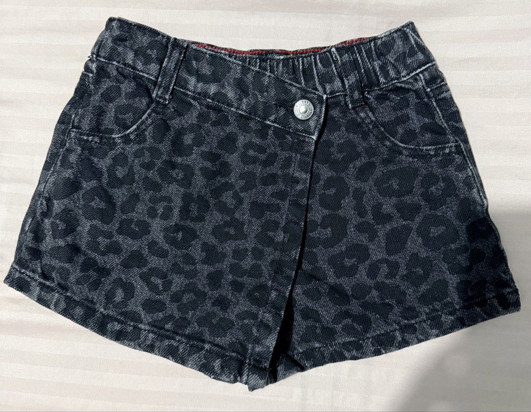 Zara Kids Leopard Print Denim Skort (Category: Babies & Kids Fashion) located in Las Pinas. Submitted by aubryan (Listing ID 1461242108, Image 1). Description: - Cute Zara skort for girls - Fun leopard print on dark wash denim - Comfortable elastic waistband - Size: 4 years (fits til 5 y/o) - Made in Bangladesh .