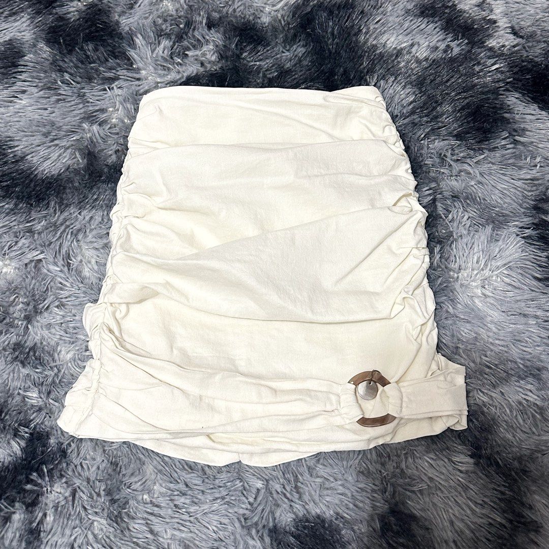 Zara Runched Skirt (Category: Skirts) located in Taguig. Submitted by intransitforyou (Listing ID 1461276830, Image 1). Description: Xs on tag (25 on tape measure).