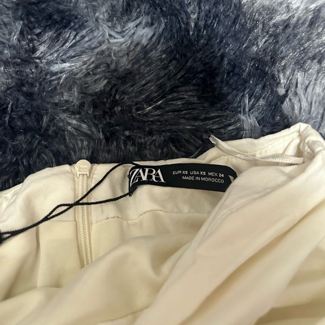 Zara Runched Skirt (Category: Skirts) located in Taguig. Submitted by intransitforyou (Listing ID 1461276830, Image 2). Description: Xs on tag (25 on tape measure).