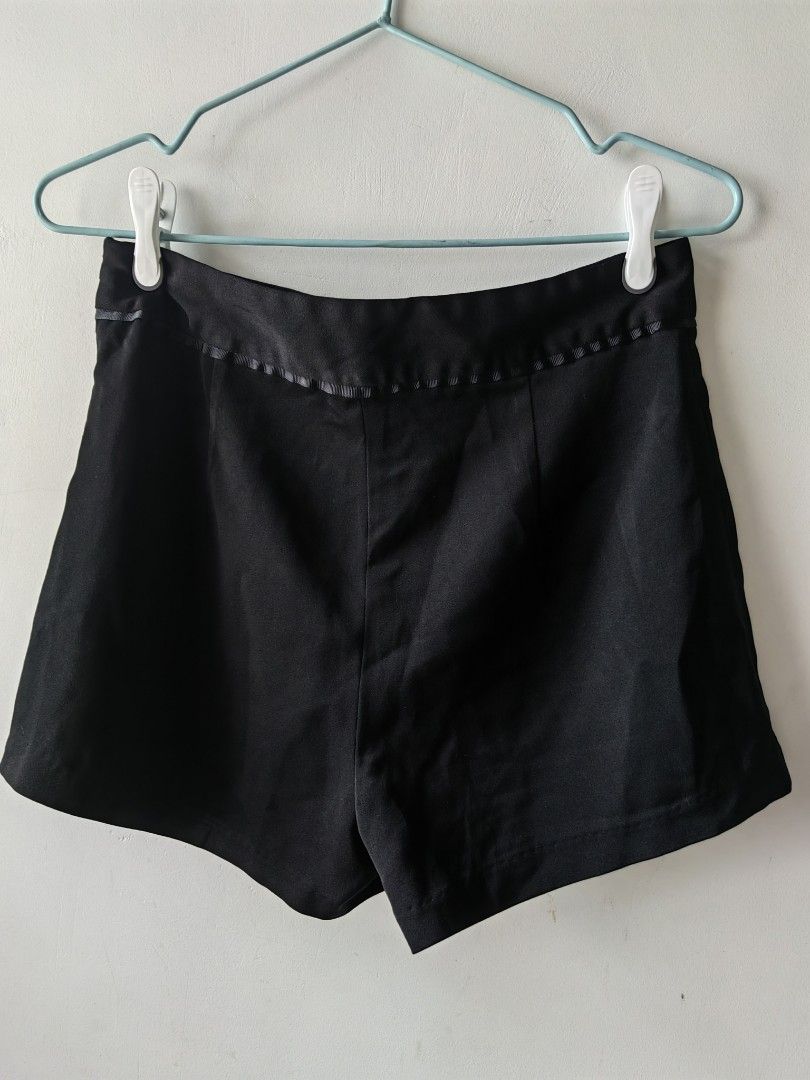 Zara shorts (M) (Category: Shorts) located in Baguio. Submitted by kacijom (Listing ID 1461253834, Image 2). Description: ₱250 •Zara shorts •Size 28/M, 14"x12" •9/10 (Very-Good Used Condition).