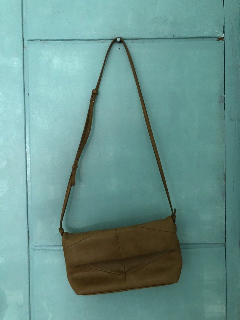 Zara Sienna Brown Shoulder Bag (Category: Shoulder Bags) located in Makati City. Submitted by sonderisse59693 (Listing ID 1461187304, Image 1). Description: - Used once only - Original price: ₱1,995.00 bilhin niyo na pls. pwede tawad.