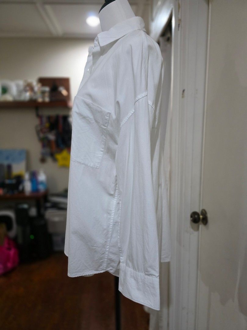 ZARA Trafaluc Collection White Button-Up Shirt (Category: Shirts) located in Quezon City. Submitted by sec0nd.st0ry (Listing ID 1461224639, Image 1). Description: - ZARA Trafaluc Collection white button-up shirt - Features a classic design with a chest pocket - Made in Morocco - Versatile for casual and smart-casual outfits - Easy to style for various occasions.