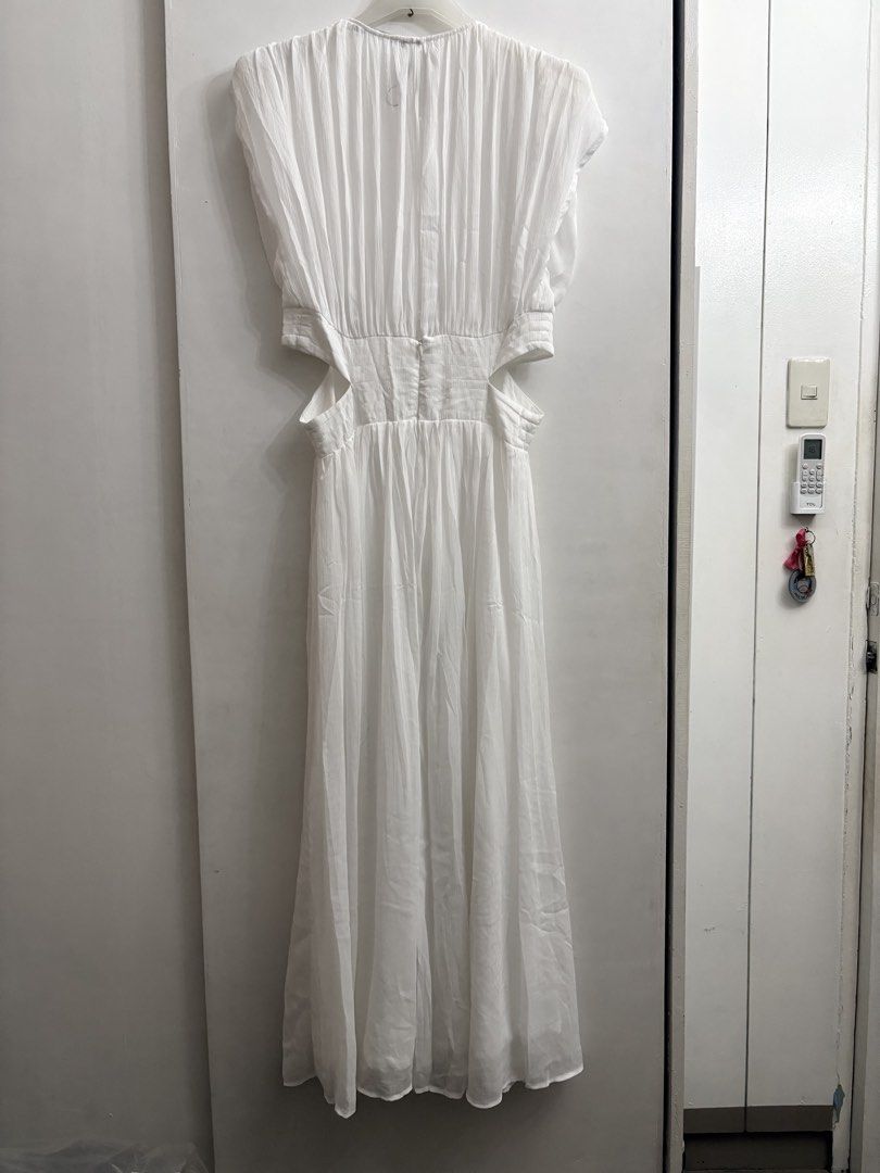 ZARA White Cut-out Maxi Dress (Category: Dresses) located in Quezon City. Submitted by thebutingthings (Listing ID 1461277019, Image 3). Description: - ZARA White Maxi Dress - Features stylish cut-outs at the waist - Short sleeves and a flowy skirt for a breezy feel - Convenient button closure at the back - Proudly made in Turkey - Ideal for beach vacations or summer outings.