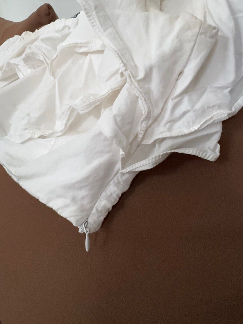 Zara White Ruffle Off-Shoulder Crop Top (Category: Blouses) located in Paranaque City. Submitted by prebyb (Listing ID 1461145092, Image 3). Description: Zara white off-shoulder top, size XL. Features ruffles and a side zipper. .