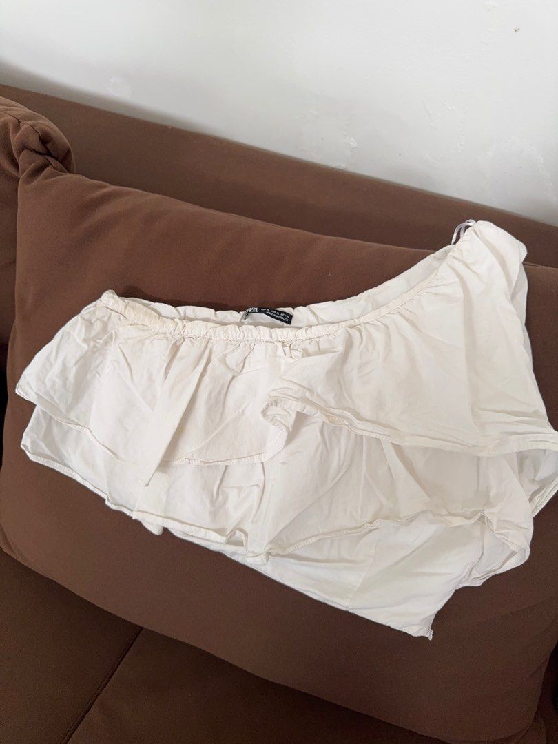 Zara White Ruffle Off-Shoulder Crop Top (Category: Blouses) located in Paranaque City. Submitted by prebyb (Listing ID 1461145092, Image 1). Description: Zara white off-shoulder top, size XL. Features ruffles and a side zipper. .
