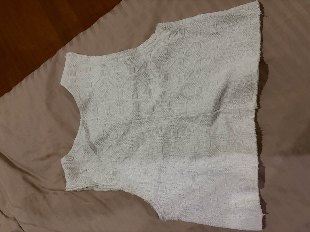 Zara White Textured Cropped Sleeveless Top (Category: Sleeveless) located in Muntinlupa City. Submitted by secondhandlove12345 (Listing ID 1461273760, Image 3). Description: - Zara white textured cropped top - Sleeveless with rounded neckline - Raw hem edges - Estimated size S/M - Ideal for casual outfits or layering Pick up by buyer Negotiable .