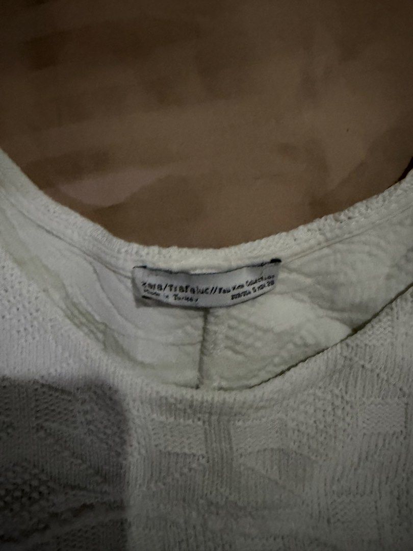 Zara White Textured Cropped Sleeveless Top (Category: Sleeveless) located in Muntinlupa City. Submitted by secondhandlove12345 (Listing ID 1461273760, Image 2). Description: - Zara white textured cropped top - Sleeveless with rounded neckline - Raw hem edges - Estimated size S/M - Ideal for casual outfits or layering Pick up by buyer Negotiable .