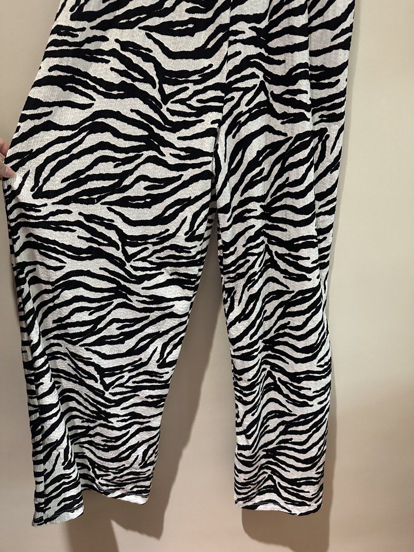 Zara Zebra Print Pantsuits Jumpsuit (Category: Jumpsuits) located in San Juan City. Submitted by keep.it.clean (Listing ID 1461167364, Image 3). Description: - Zara zebra pantsuit helping tags: h&m, zara, bershka, cotton on, uniqlo .