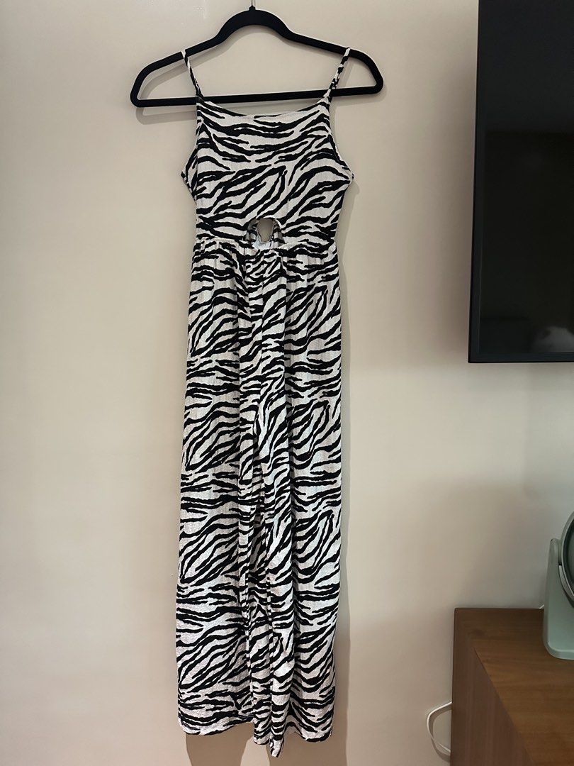 Zara Zebra Print Pantsuits Jumpsuit (Category: Jumpsuits) located in San Juan City. Submitted by keep.it.clean (Listing ID 1461167364, Image 1). Description: - Zara zebra pantsuit helping tags: h&m, zara, bershka, cotton on, uniqlo .