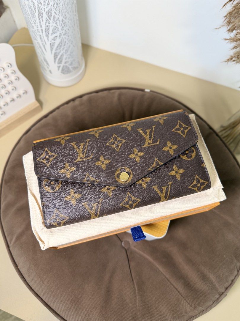 100% Authentic Louis Vuitton Sarah Monogram Wallet (Category: Luxury Bags & Wallets) located in Bulacan. Submitted by GeezLouise (Listing ID 1461410399, Image 1). Description: AUTHENTIC LV Sarah Wallet — Monogram Canvas 🟤 💯 100% Authentic | First owner 📍 Bought at LV Greenbelt 🆕 Unused / brand new condition, complete with box, dustbag, paper bag and authenticity card RFS: Decluttering 💰 ₱27,000 (SRP today is ₱42,700+ at LV boutiques — big sa