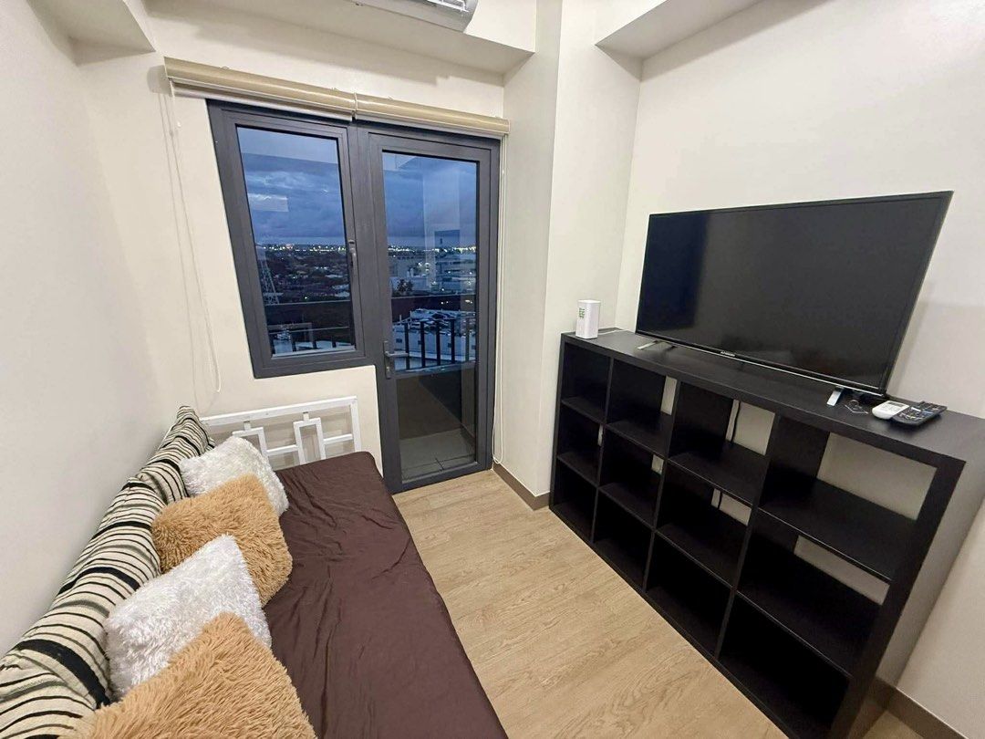 1 Bedroom Corner Unit beside SM Bicutan (Category: Apartments & Condos) located in Paranaque City. Submitted by pasyalan810 (Listing ID 1461365215, Image 3). Description: FOR RENT (Short term or Long term lease) SPRING RESIDENCES PARAÑAQUE Fully furnished 1 bedroom corner unit Tower 3 Family Suite A (with balcony) 11th floor 30.46 sqm Makati Skyline / City view For short term lease Php 2,000 a night (Minimum of 3 days, 2 nights) Maximum of 4 pers
