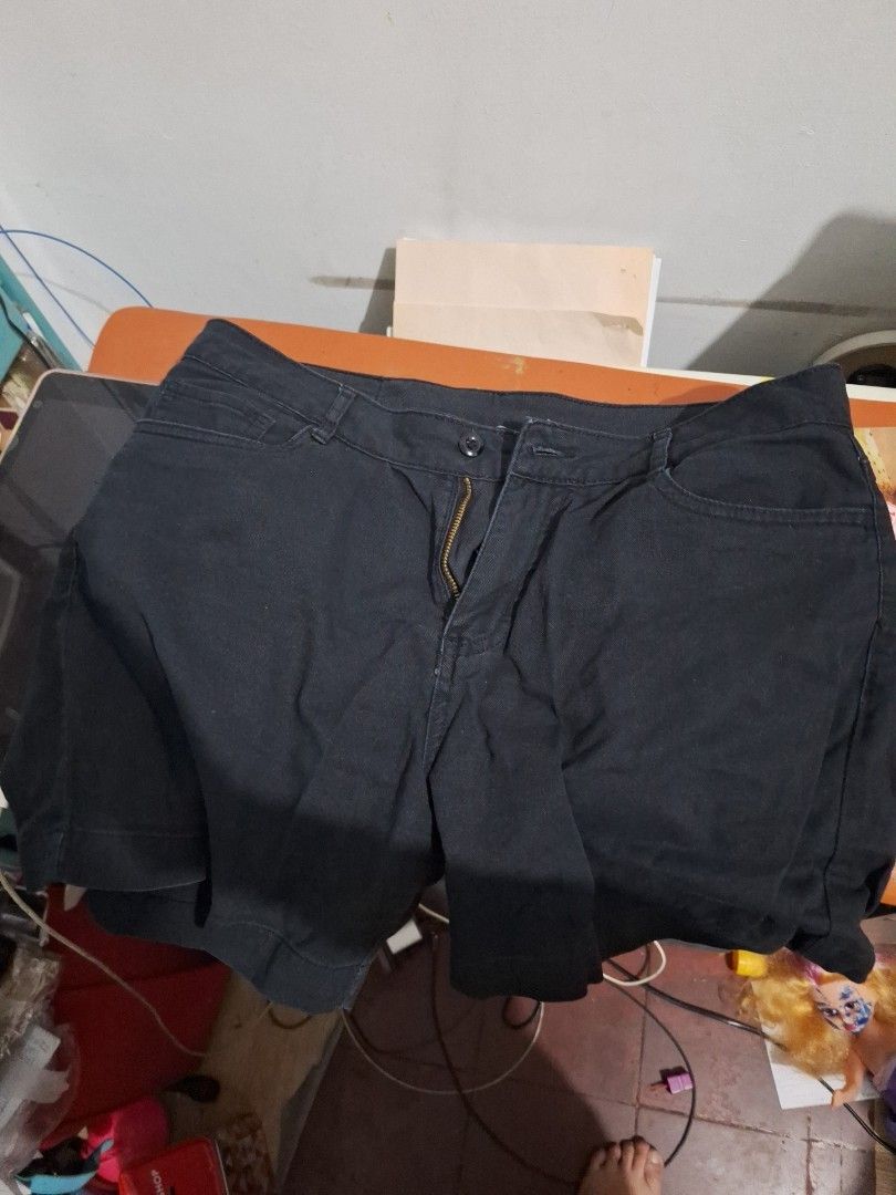 1 black 1 white short (Category: Shorts) located in Manila. Submitted by shopamanila (Listing ID 1461344224, Image 2). Description: 1 short white 1 black short.