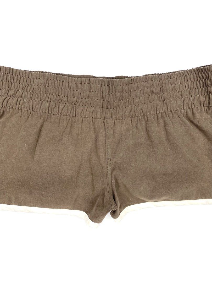 2000’s Roxy Dolphin Shorts (Category: Shorts) located in Angeles City. Submitted by fruits.ph (Listing ID 1461519673, Image 2). Description: Measurements Waist: 15” and above( Garterized Waist) Hips: 18” Length: 9” Leg Opening: 12” Size on Tag: Ladies 12 (L) Best Fit: 30-31” waist (L-Semi L) *Flat lay measurements* Mannequin Size: (Waist:31 Hips:33) Color Rate: 10/10 Flaws: Stains on white lining (see photos attached) Material: Polyester/Non Stre