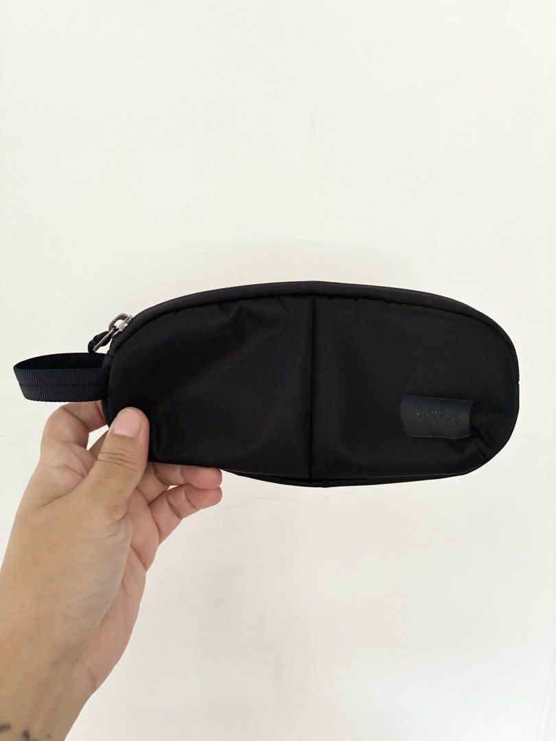 (-20%) Bellroy Laneway Sunglasses Pocket, Ink (Category: Sunglasses & Eyewear) located in Pasig City. Submitted by prelovedbynatsmnl (Listing ID 1461235210, Image 2). Description: Retail Price - $35 / ₱2,250 Preloved Price - ₱1,800 (Fixed) Purchase Date - Jul 2026 / 2 months Purchased At - Bellroy dot com FEATURES - Split internal section fits 2 pairs of glasses - Padded protection with soft lining - Smooth running zip - Has an internal slip pock