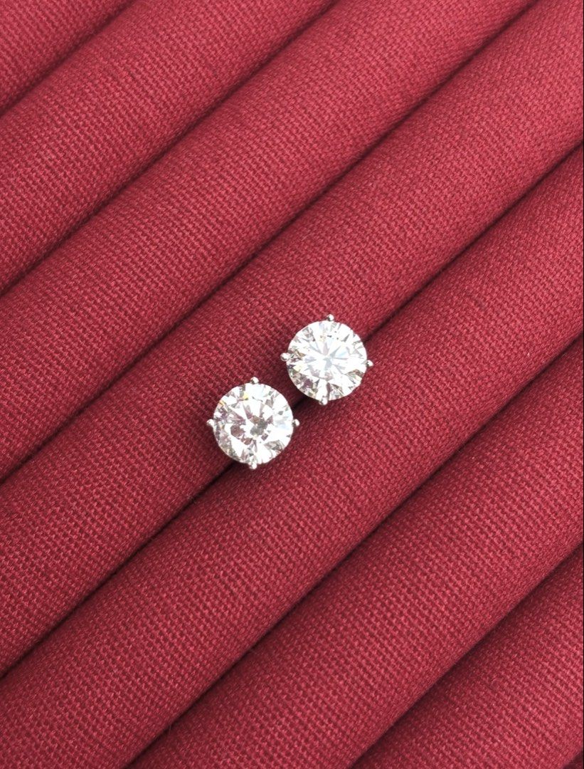 2CT Each Round Brilliant Studs (Category: Body Jewelry) located in Pasig City. Submitted by evrylabel (Listing ID 1461364142, Image 1). Description: 4CT total weight Lab-Grown Diamonds 14K Gold Setting With IGI Certificates.