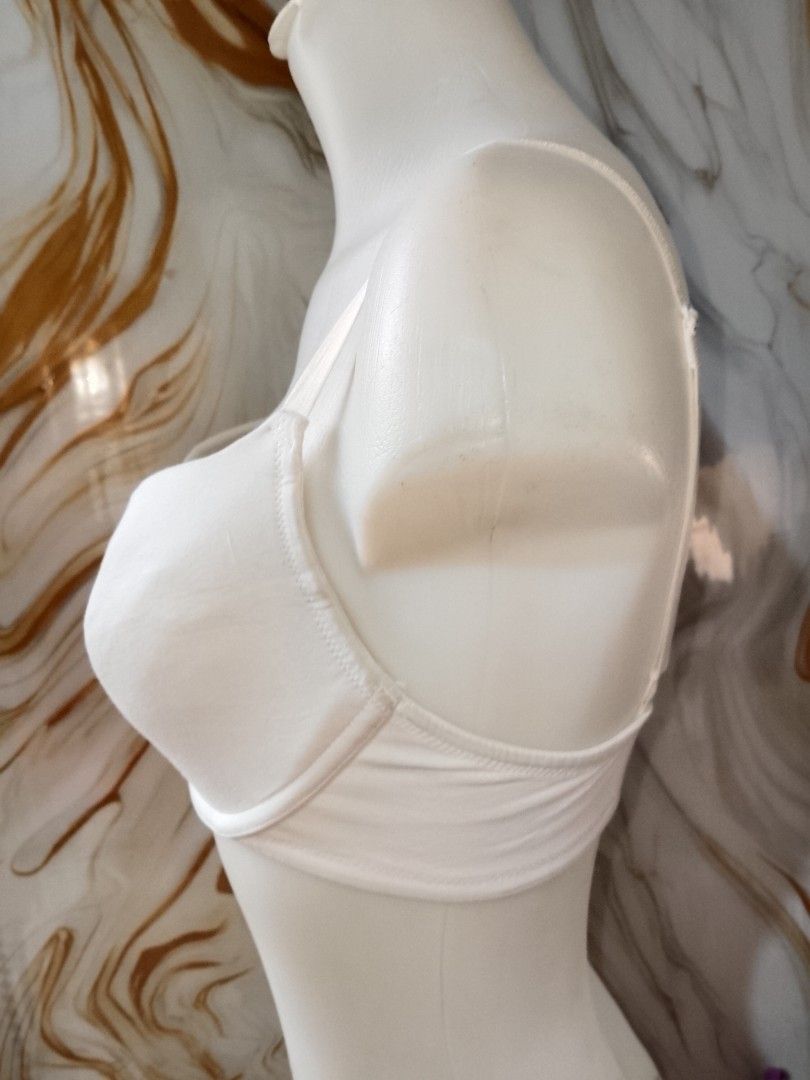 34d H&M White Padded Underwire Bra (Category: Undergarments & Loungewear) located in Manila. Submitted by truecrystal-1407 (Listing ID 1461406828, Image 2). Description: - Basic white bra - Padded cups for shape and support - Underwire for added lift - Adjustable straps for a custom fit - Secure back hook closure - Comfortable for all-day wear - Ideal for seamless layering under any outfit.