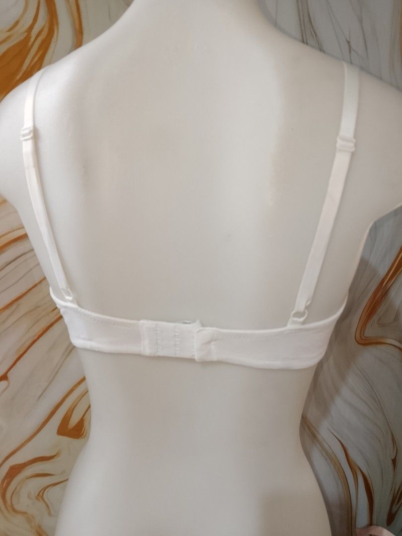 34d H&M White Padded Underwire Bra (Category: Undergarments & Loungewear) located in Manila. Submitted by truecrystal-1407 (Listing ID 1461406828, Image 3). Description: - Basic white bra - Padded cups for shape and support - Underwire for added lift - Adjustable straps for a custom fit - Secure back hook closure - Comfortable for all-day wear - Ideal for seamless layering under any outfit.