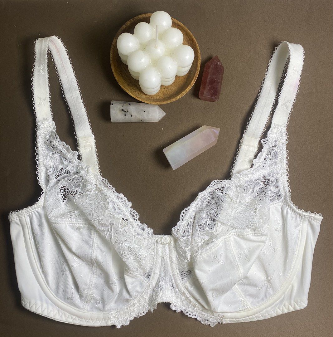 34DD M&S White Lace Trim Full Coverage Bra (Category: Undergarments & Loungewear) located in Quezon City. Submitted by annethecoo17849 (Listing ID 1461483482, Image 1). Description: no pads super minimum stains really pretty like new if not for the stain supper pretty lace can do jnt or lalamove jukay.