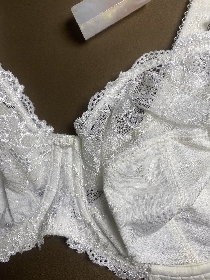 34DD M&S White Lace Trim Full Coverage Bra (Category: Undergarments & Loungewear) located in Quezon City. Submitted by annethecoo17849 (Listing ID 1461483482, Image 2). Description: no pads super minimum stains really pretty like new if not for the stain supper pretty lace can do jnt or lalamove jukay.