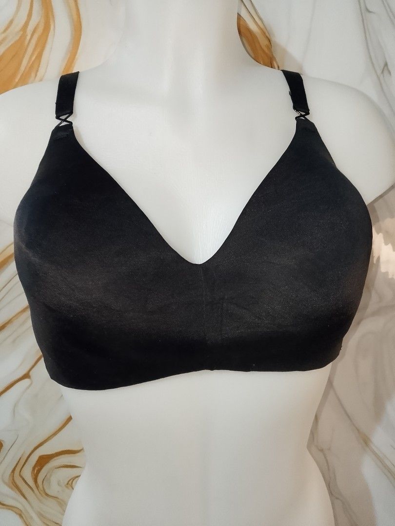 38d Warners Black Full Coverage Bra NONWIRE soft thin pads (Category: Undergarments & Loungewear) located in Manila. Submitted by truecrystal-1407 (Listing ID 1461345534, Image 1). Description: - Basic black bra for everyday wear - Full coverage design for comfort and support - Adjustable straps for a perfect fit - Secure hook-and-eye closure at the back - Made with smooth, comfortable fabric.