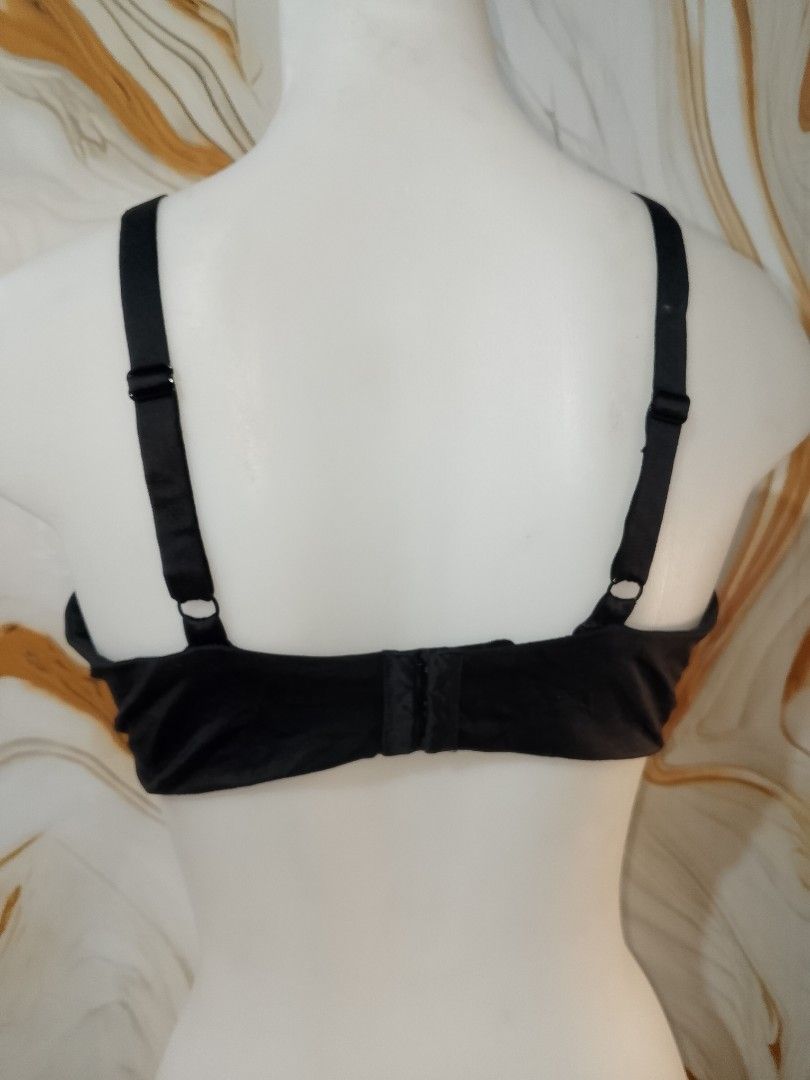38d Warners Black Full Coverage Bra NONWIRE soft thin pads (Category: Undergarments & Loungewear) located in Manila. Submitted by truecrystal-1407 (Listing ID 1461345534, Image 3). Description: - Basic black bra for everyday wear - Full coverage design for comfort and support - Adjustable straps for a perfect fit - Secure hook-and-eye closure at the back - Made with smooth, comfortable fabric.