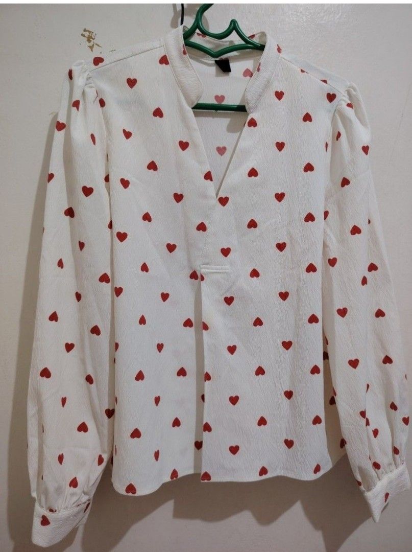 5 PCS Ladies Blouse Bundle - 2 (Category: Longsleeves) located in Zamboanga. Submitted by elzza_846 (Listing ID 1461346491, Image 2). Description: 👚 5 pcs bundle for only ₱300 Preloved clothes, good condition. Mixed styles, perfect for casual wear/pambahay..