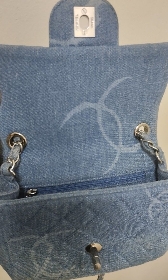 ✨ Blue Quilted Denim CC Mini Square Flap Bag (Category: Cross-body Bags) located in Santa Rosa. Submitted by leShoppe (Listing ID 1461523187, Image 3). Description: 🗝️doesn't Include the CC brooch.