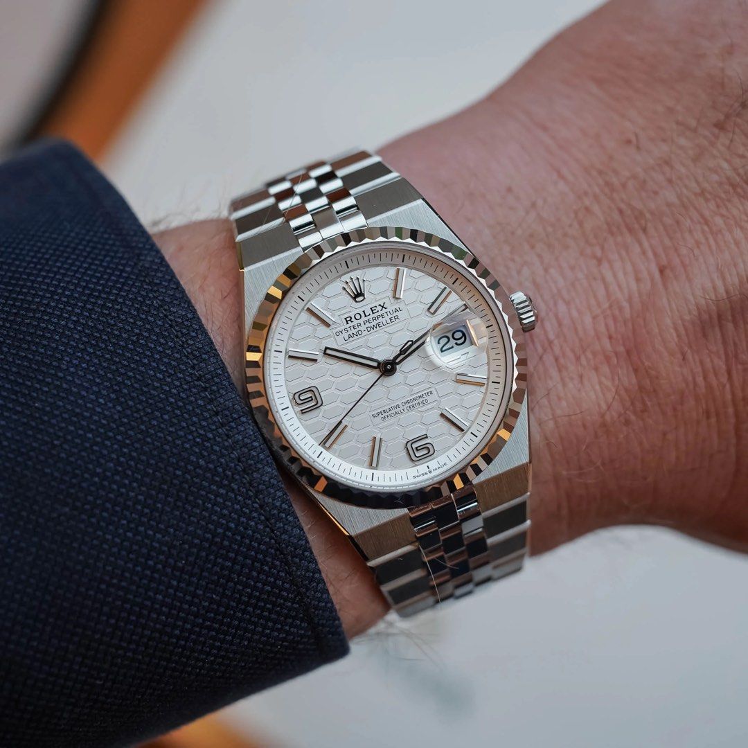 全新 Rolex Land-Dweller 36mm 勞力士 陸使型 127234-0001 （分類：手錶）位於 Hong Kong。 由 amberkanesiu 提交（商品編號 1461430427，圖片 3）。簡介： 全新未使用 26年9月卡 購自香港AD, 全套全齊。