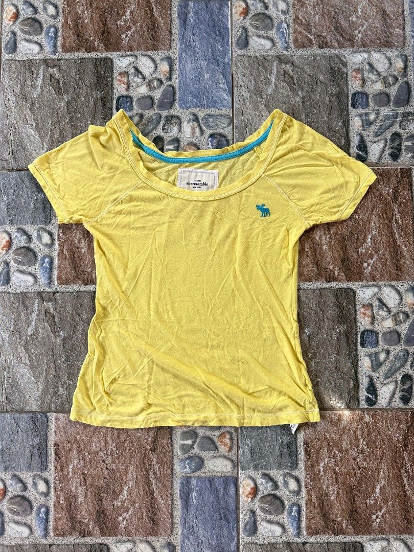 Abercrombie Wide Neck Shirt (Category: Shirts) located in San Jose. Submitted by elouragems (Listing ID 1461330554, Image 1). Description: .