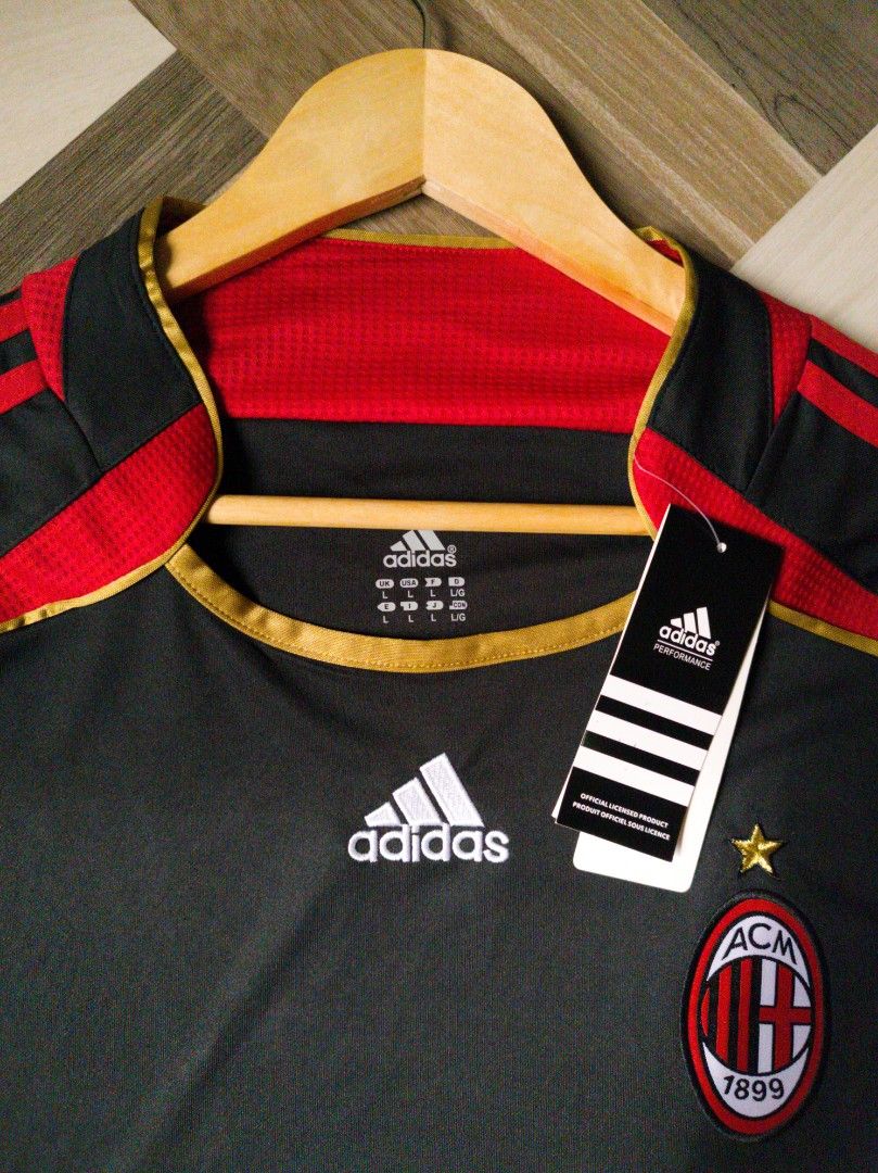 AC Milan 2006/07 Third Retro Jersey (Category: Tshirts & Polo Shirts ) located in Caloocan City. Submitted by textyl_haven (Listing ID 1461548254, Image 2). Description: 💫𝗔𝗖 𝗠𝗜𝗟𝗔𝗡 𝟮𝟬𝟬𝟲/𝟬𝟳 𝗧𝗛𝗜𝗥𝗗 𝗥𝗘𝗧𝗥𝗢 𝗝𝗘𝗥𝗦𝗘𝗬✨ ♠️ 𝗜𝗧𝗘𝗠: • Dimes: 21" x 32" • Size: Large • Condition: 10/10 (no issue) • Declared as: HQR 📌 𝗡𝗢𝗧𝗘: • Item may vary due to lightning. • Manage your expectations, some items may have flaws/issues since the