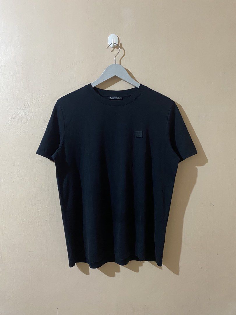 Acne Studios Face Patch T-shirt (Category: Luxury Apparel) located in Naga. Submitted by trashfinds (Listing ID 1461531047, Image 2). Description: Size: M on tag Length: 26” Width: 20.5” Color rate : 9/10 Issue : none Need wash .