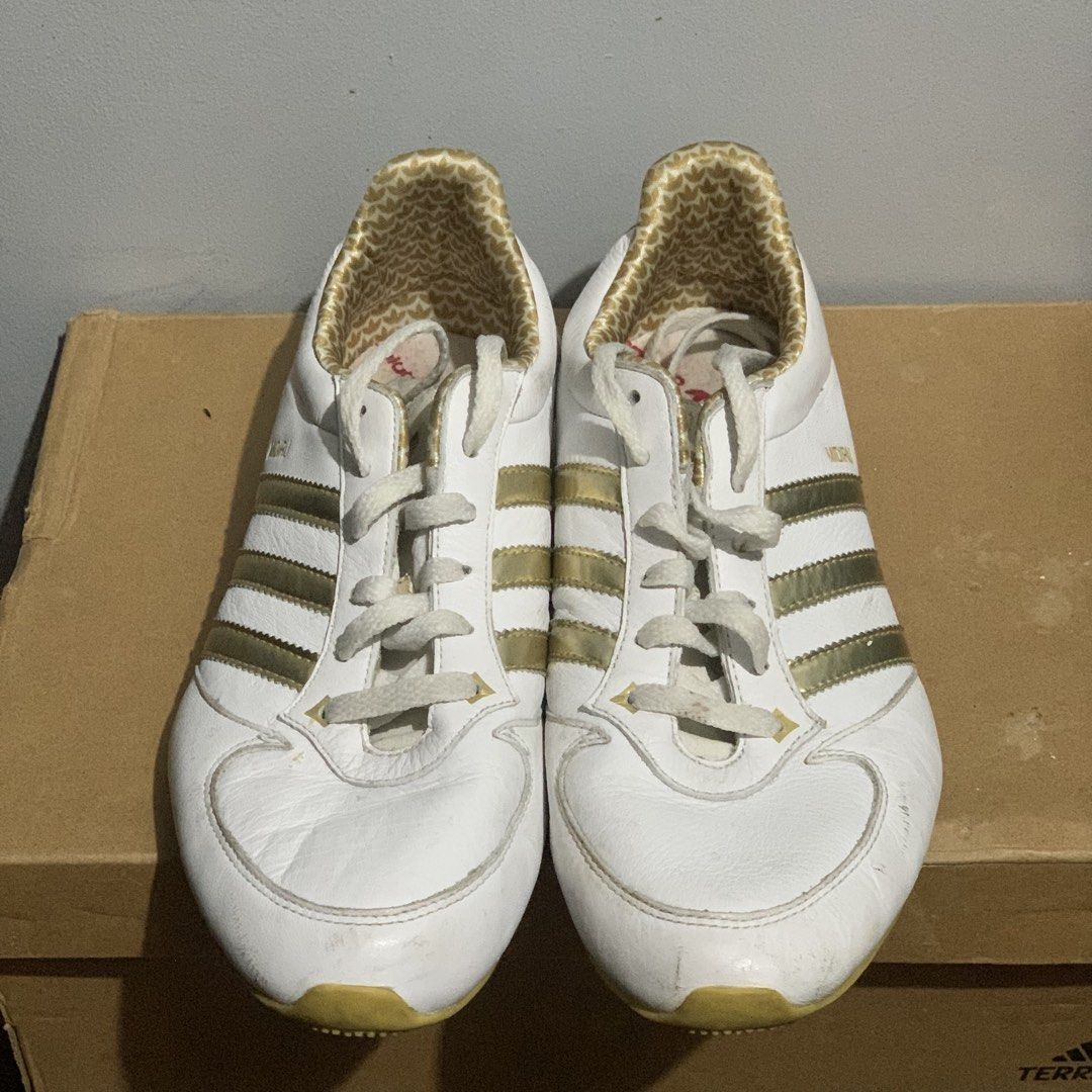 Adidas MIDIRU White Gold Sneakers (Category: Sneakers) located in Batangas. Submitted by ricov.4 (Listing ID 1461433016, Image 2). Description: - White Adidas sneakers with striking gold stripes - Unique gold pattern on the inner lining - Size: US 8 / UK 6.5 / FR 40 / JP 250 - Pwede meet up or ship via jnt Location: Lipa City, Batangas.