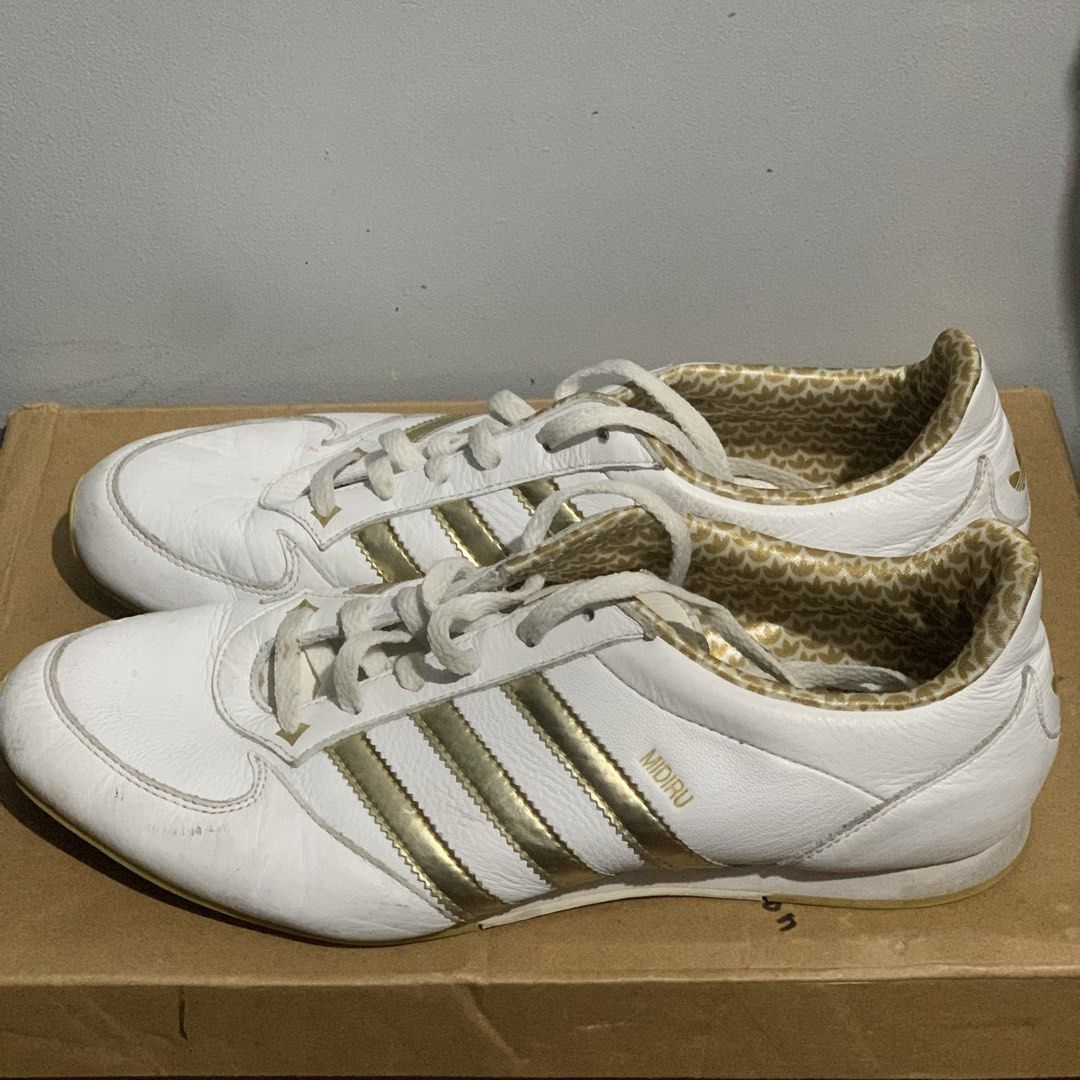 Adidas MIDIRU White Gold Sneakers (Category: Sneakers) located in Batangas. Submitted by ricov.4 (Listing ID 1461433016, Image 1). Description: - White Adidas sneakers with striking gold stripes - Unique gold pattern on the inner lining - Size: US 8 / UK 6.5 / FR 40 / JP 250 - Pwede meet up or ship via jnt Location: Lipa City, Batangas.