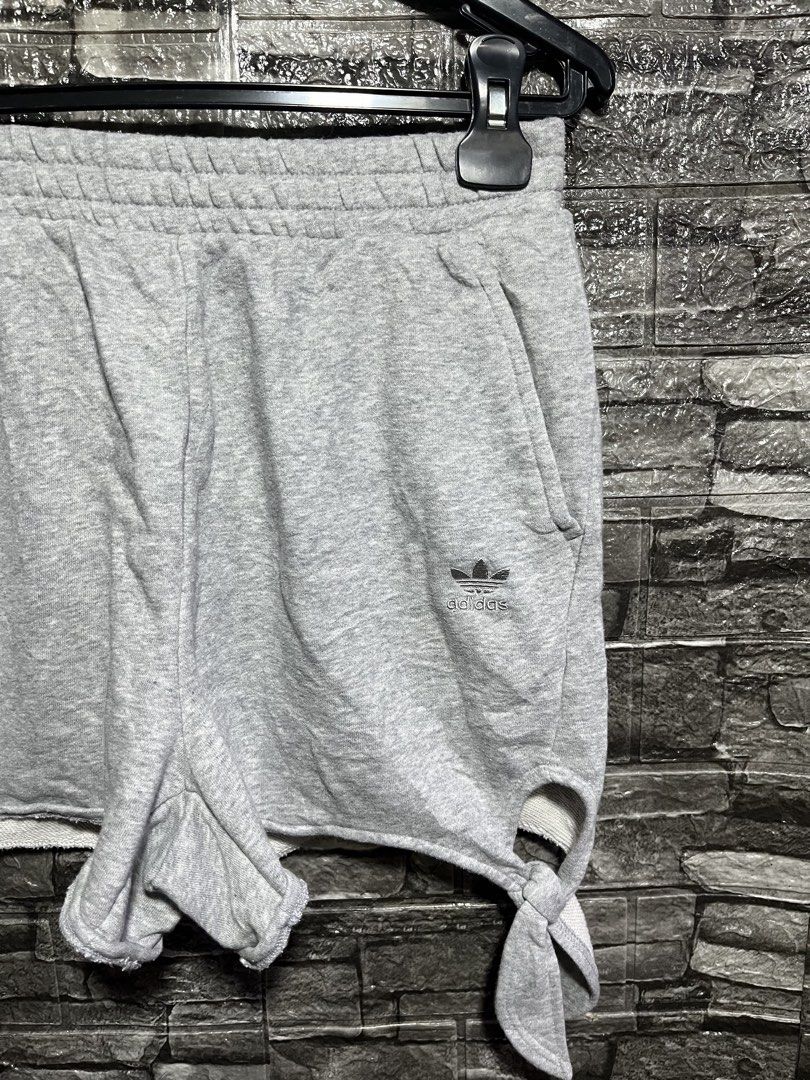 Adidas Originals Short (Category: Shorts) located in Manila. Submitted by flex_curation (Listing ID 1461519434, Image 2). Description: 26-30W 14L IN VERY GOOD CONDITION AND IN PRESENTABLE CONDITION BACOOR CAVITE LOC.