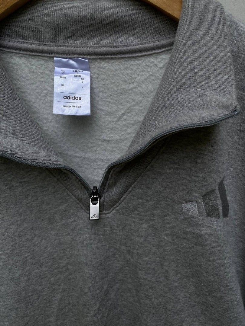 Adidas Quarter Zip (Category: Coats, Jackets and Outerwear) located in Alburquerque. Submitted by nixthrift (Listing ID 1461491940, Image 2). Description: Size Large on tag Width 23 Length 27 Good Condition‼️.