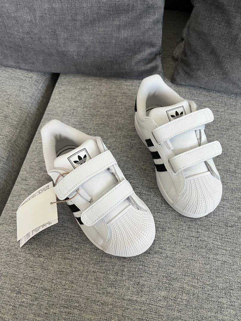 Adidas Shoes （分類：嬰兒及小童流行時尚）位於 Hong Kong。 由 zendeer.a1741b 提交（商品編號 1461397681，圖片 1）。簡介： Selling a brand new, unused pair of authentic Adidas Superstar II CF I kids' sneakers with tags attached and original box. Brand: Adidas Originals Kids Model: Superstar II CF I (Model Code: JI3990) Color: Cloud White / Core Black (Classic 3-Stripes) Condition: Brand New with Tags (BNIB - Brand New In Box) Features: Velcro / hook-and-loop straps for easy on & of