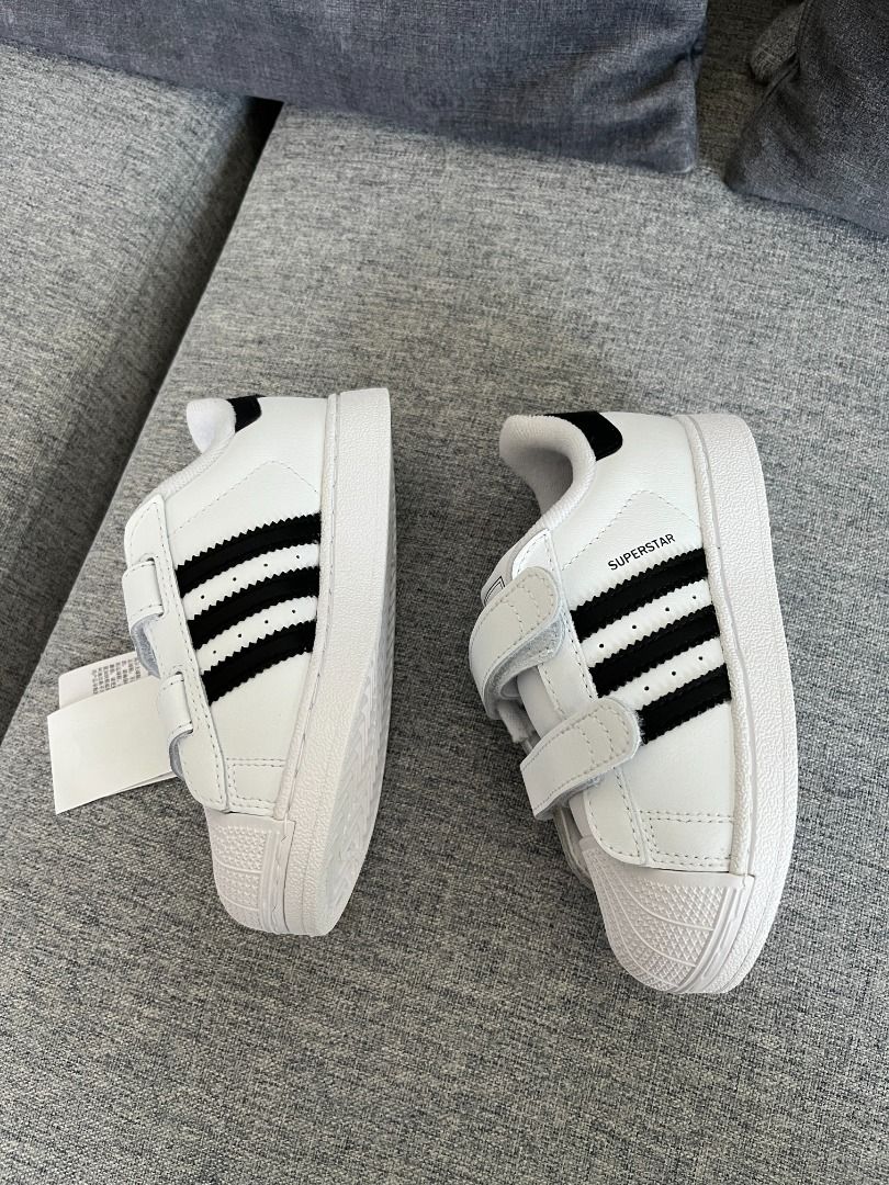 Adidas Shoes （分類：嬰兒及小童流行時尚）位於 Hong Kong。 由 zendeer.a1741b 提交（商品編號 1461397681，圖片 3）。簡介： Selling a brand new, unused pair of authentic Adidas Superstar II CF I kids' sneakers with tags attached and original box. Brand: Adidas Originals Kids Model: Superstar II CF I (Model Code: JI3990) Color: Cloud White / Core Black (Classic 3-Stripes) Condition: Brand New with Tags (BNIB - Brand New In Box) Features: Velcro / hook-and-loop straps for easy on & of